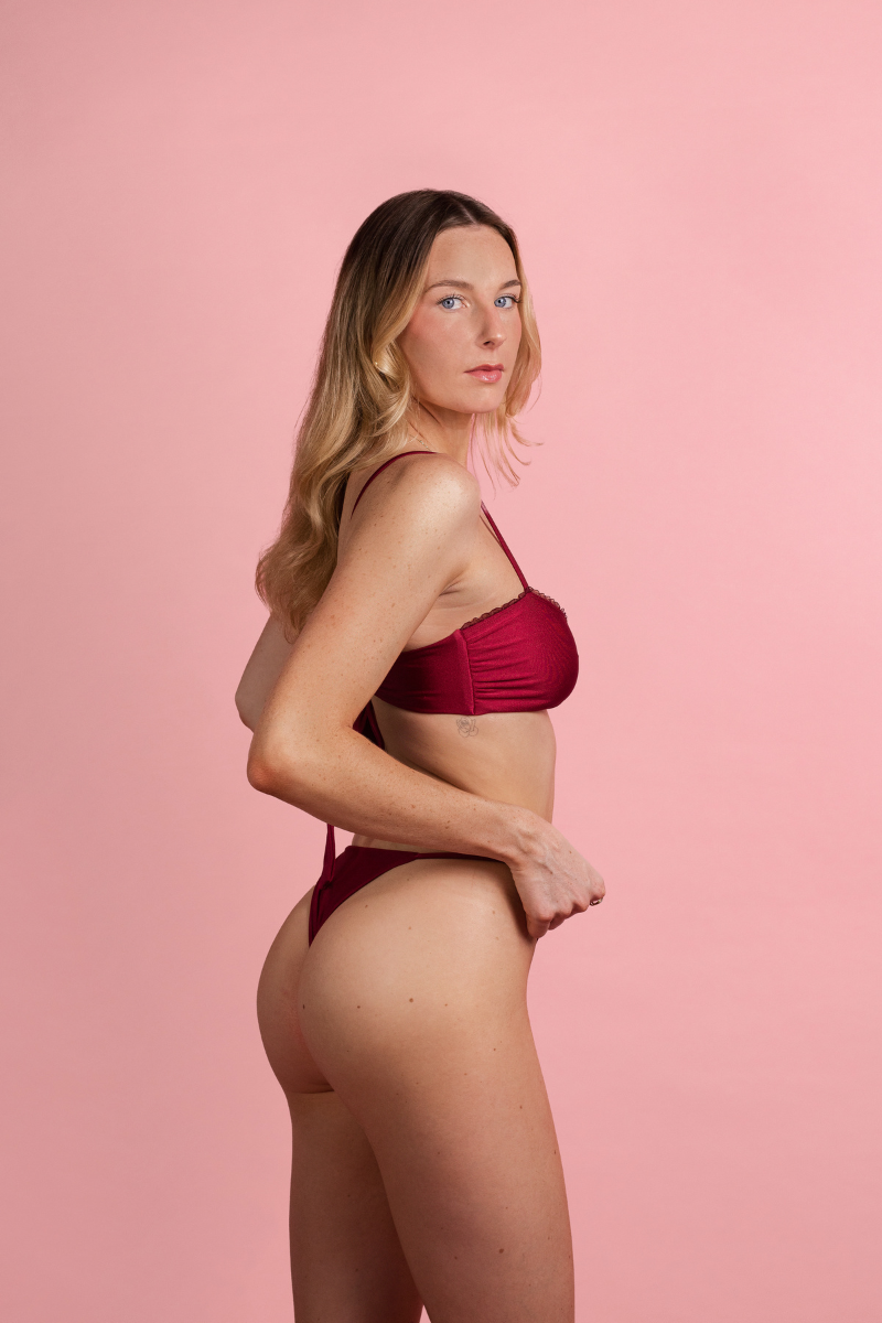 Maillot de bain top bandeau avec fronces SEÏAKINI féminin avec tulle style lingerie, couleur bordeaux irisé, tissu italien haut de gamme